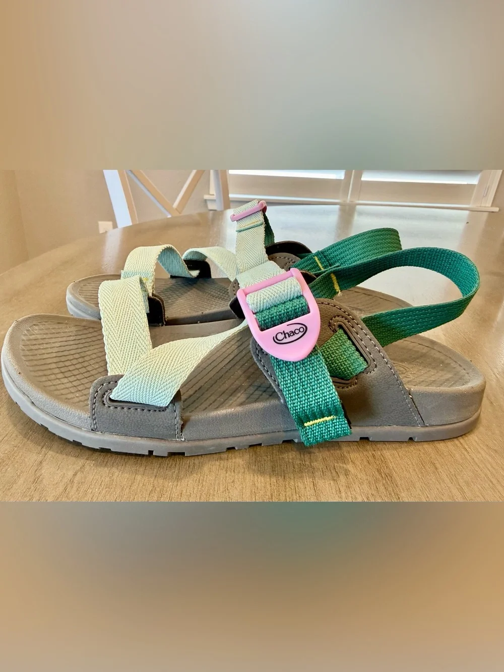 LIKE NEW Women’s Chacos, size 6